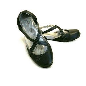 AHNU KARMA SIZE 8 YOGA-INSPIRED FLATS